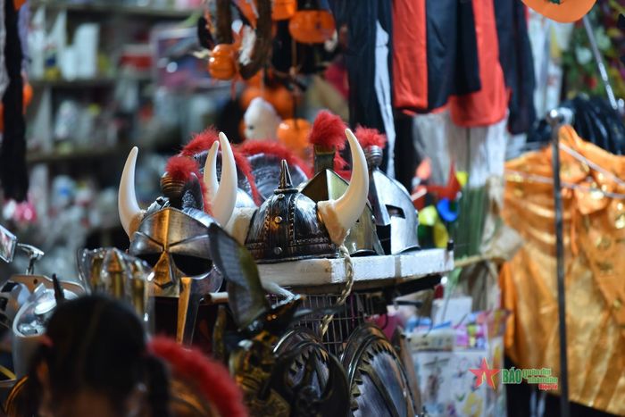 Các món đồ chơi mang hơi hướng văn hóa phương Tây, nơi xuất hiện của lễ hội Halloween.