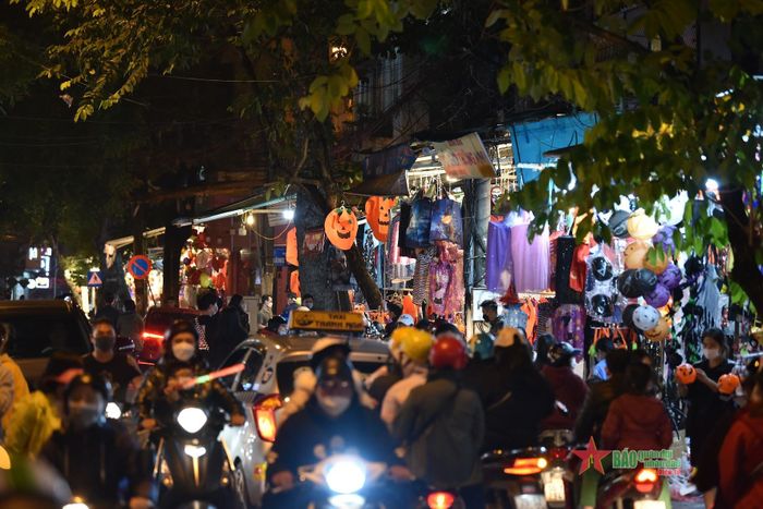 Không khí tấp nập trên các tuyến phố nội đô Hà Nội nhân dịp Halloween.