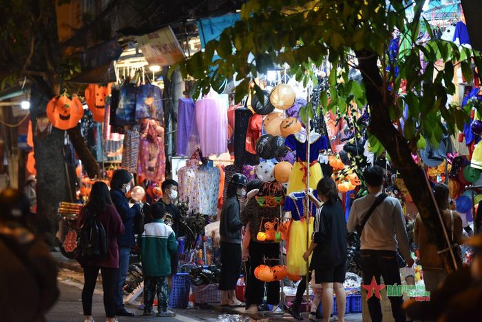 Các cửa hàng bán đồ trang trí và hóa trang Halloween hút khách trong ngày lễ hội du nhập từ phương Tây này.