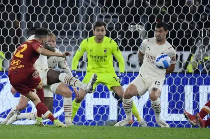Stephan El Shaarawy ghi bàn danh dự cho Roma ở phút bù giờ hiệp 2.