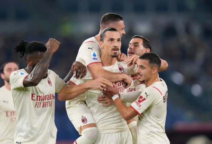 Các đồng đội cuồng nhiệt chia vui bàn thắng thứ 400 tại Serie A của lão tướng 40 tuổi.