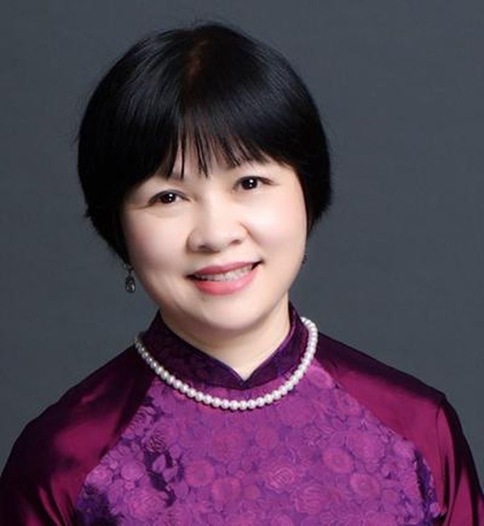 TS Khuất Thu Hồng.