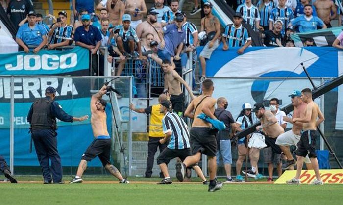 CĐV Gremio tràn xuống sân