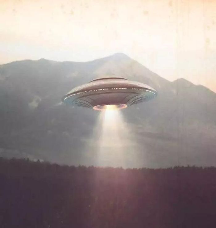 Brian cũng cho biết chỉ vài tuần trước, nhóm của anh đã phát hiện 4 UFO trong một đêm. Nhà điều tra này cho rằng đó không thể là máy bay thương mại "vì chúng bay trên cùng một đường thẳng ngay cạnh nhau".