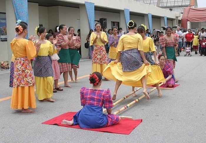 Người dân Philippines nhảy Tinikling giống như nhảy sạp tại Việt Nam. (Nguồn: Wikipedia)