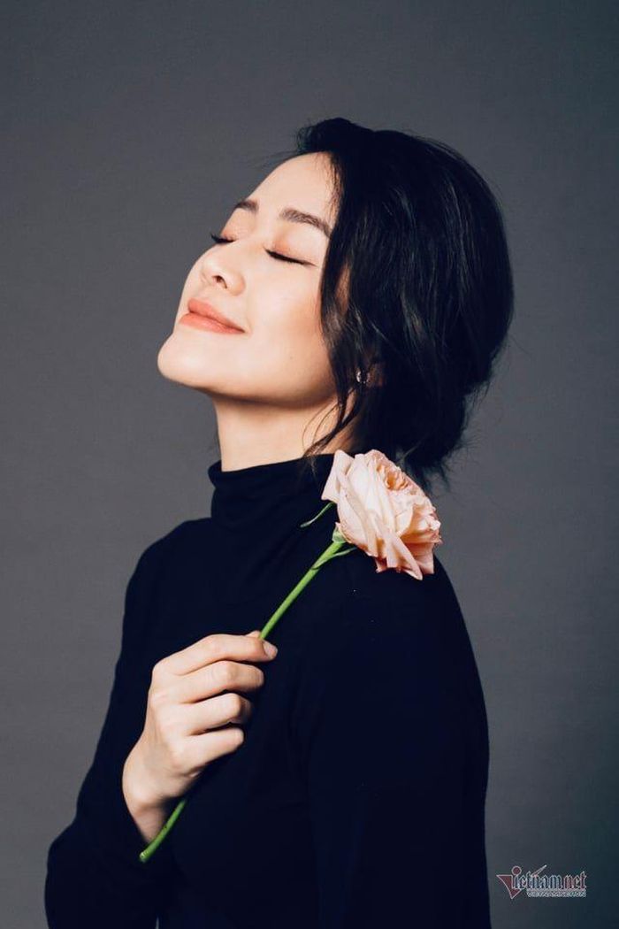 Nữ MC cho biết, bộ ảnh được ekip của MC Trần Ngọc thực hiện. Vốn không quen với hình ảnh nữ tính nên Phí Linh tự thấy lạ lẫm với diện mạo của chính mình. Phải đến khi MC Trần Ngọc khẳng định bộ ảnh này đẹp, nữ MC mới tự tin chia sẻ trên trang cá nhân.