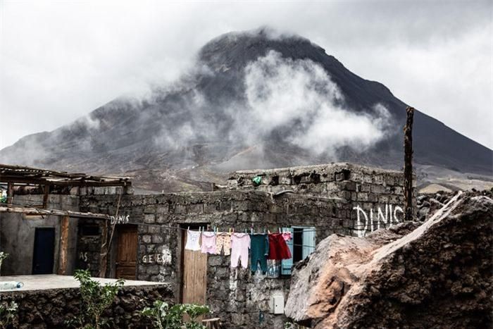 Pico do Fogo, núi lửa cao nhất Cape Verde và Tây Phi, phun trào dữ dội lần cuối cùng vào năm 2014. Khi đó, dòng dung nham đã chôn vùi nhiều nhà cửa, đường sá, trường học và những cánh đồng nho quý giá của người dân địa phương. Thay vì chuyển đi nơi khác, cư dân của Cha das Caldeiras, ngôi làng nằm bên trong miệng núi lửa và dưới chân ngọn núi lửa đang hoạt động, đang mong ngóng từng ngày để trở lại cuộc sống bình thường.