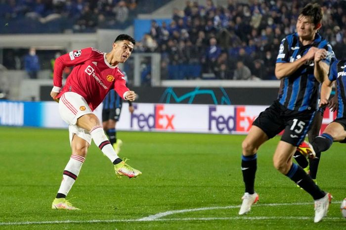  Trận thứ hai liên tiếp, Ronaldo volley thành bàn ở cự ly khó. Ảnh: Reuters. 