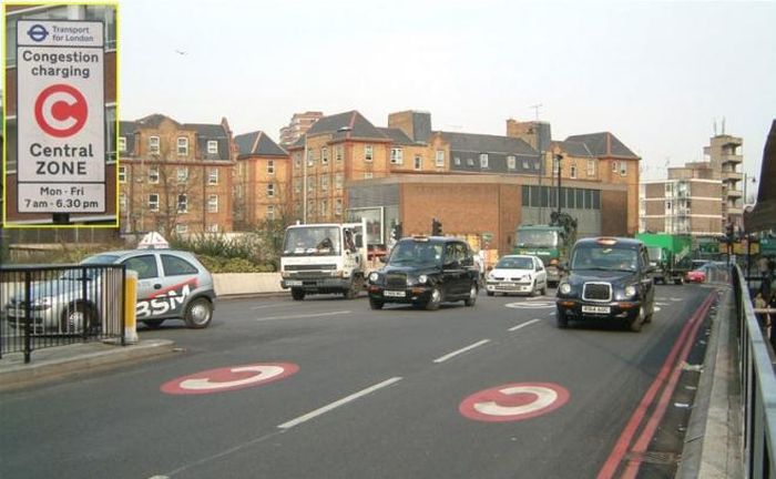 Chữ C được sơn trên mặt đường kèm biển báo khu vực tính phí ở London. C viết tắt từ Congestion Charge Zone