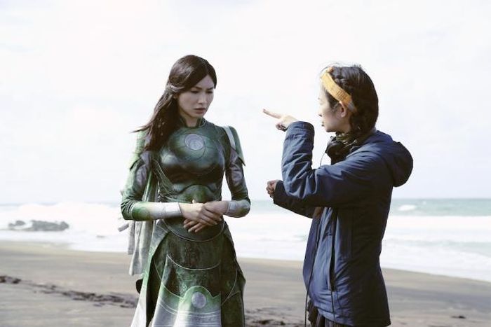 Chloe Zhao cùng Gemma Chan khi đang quay phim