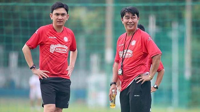HLV Trần Minh Chiến sau khi nhận nhiệm vụ đã bổ sung trợ lý Nguyễn Tuấn Phong vào băng ghế huấn luyện. Ảnh: TPHCM