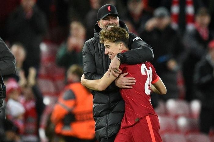 HLV Klopp hân hoan cùng học trò sau trận đấu