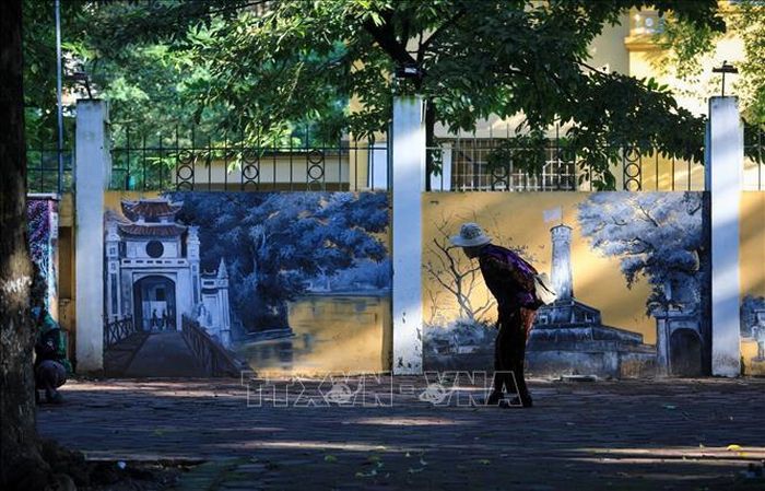 Những khung cảnh đời thường bỗng trở thành bức tranh nhờ những tia nắng ban mai một sớm thu. Ảnh: Thành Đạt/TTXVN
