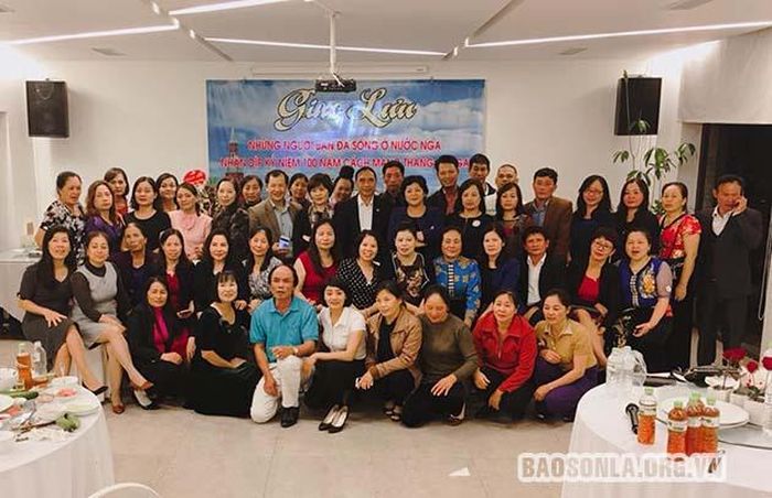 Giao lưu những người bạn đã sống ở nước Nga nhân Kỷ niệm Cách mạng tháng mười Nga.