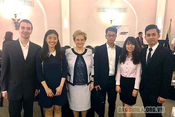 Anh Vũ Nhật Minh (ngoài cùng bên phải) và các đại biểu tham dự Hội thảo của báo Regnum Nga về quan hệ hợp tác Việt - Nga.