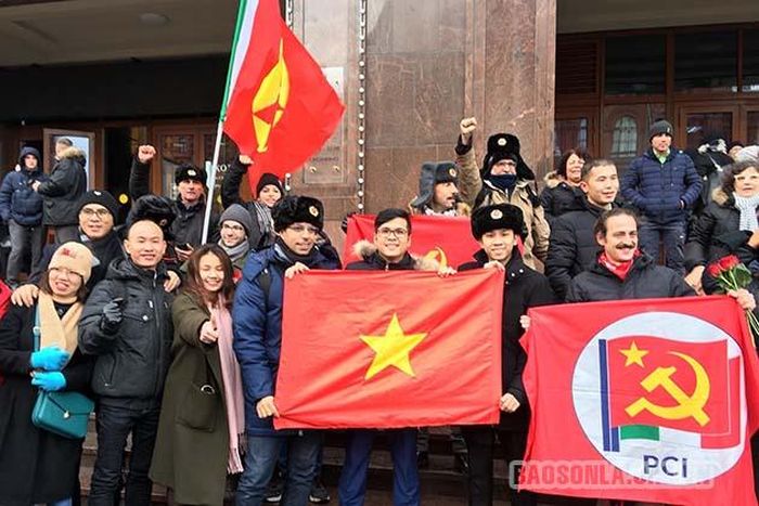 Lưu học sinh Việt Nam tại Nga tham gia sự kiện Kỷ niệm 100 năm Cách mạng Tháng Mười Nga năm 2017.