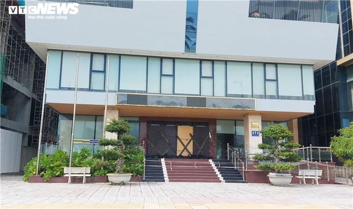 Trên tuyến đường Võ Nguyên Giáp, nhiều khách sạn thuộc hạng 4 sao và 5 sao vẫn cửa đóng then cài. Theo các chủ khách sạn, dù được phép hoạt động trở lại nhưng dự báo lượng khách không nhiều, nếu mở cửa thì mất rất nhiều kinh phí đầu tư, khôi phục nhưng không có doanh thu nên sẽ chờ thêm thời gian nữa mới đưa ra quyết định. 