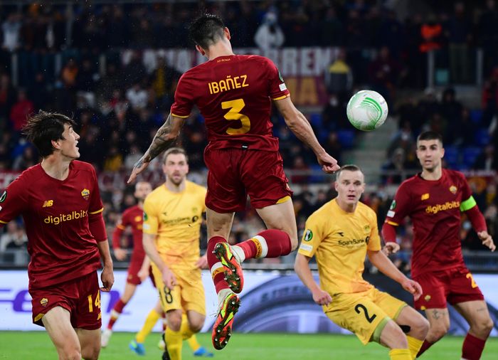 Sau hàng loạt tình huống hãm thành, Roma mới có bàn gỡ hòa 2-2 sau pha dứt điểm bằng đầu của trung vệ Roger Ibanez ở phút 84. Thủ môn đội khách đẩy bóng ra, nhưng goal-line đã can thiệp để công nhận bàn thắng cho chủ nhà.