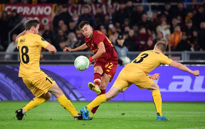 Roma không còn lựa chọn ngoài việc đẩy cao tốc độ tấn công trong hiệp hai. Phút 54, El Shaarawy tỏa sáng với cú cứa lòng kỹ thuật để gỡ hòa 1-1 sau đường kiến tạo của Zaniolo.