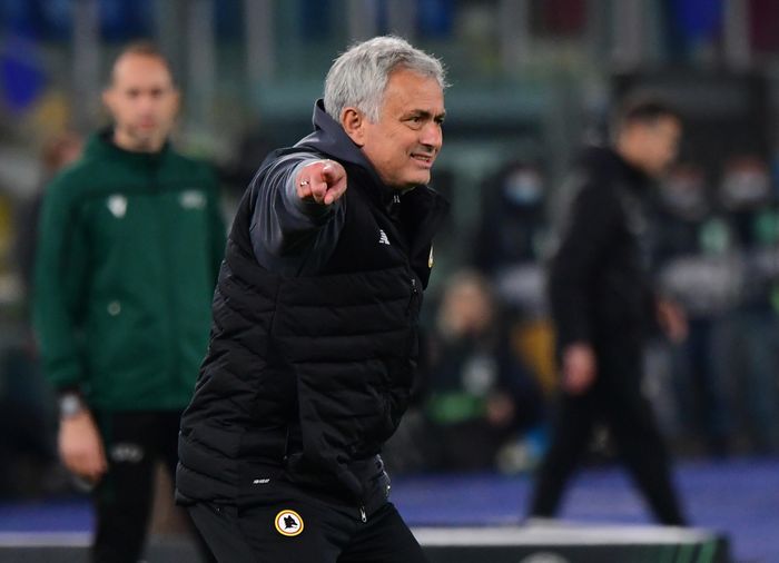 HLV Mourinho không thể ngồi yên khi Roma đứng trước viễn cảnh thua trận thứ 2 liên tiếp trên sân nhà. "Người đặc biệt" tích cực ra đường biên chỉ đạo học trò tìm kiếm bàn thắng. Do VAR không được sử dụng ở vòng bảng Conference League, chủ nhà chịu thiệt thòi khi trọng tài không phát hiện lỗi chạm tay của cầu thủ Bodo trong vùng cấm ở cuối hiệp một.