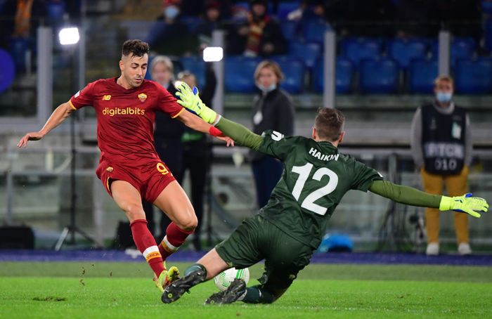 Trận thua bẽ mặt ở lượt đi khiến HLV Mourinho không dám trao cơ hội cho các cầu thủ dự bị. Tammy Abraham, Henrikh Mkhitaryan, Nicolo Zaniolo, Stephan El Shaarawy đá chính và gánh trọng trách sớm giúp "Giallorossi" tìm bàn thắng. Chủ nhà tung đến 8 cú sút trong hiệp một nhưng không lần nào bóng đi trúng đích.
