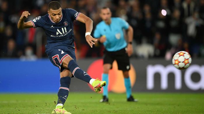 Ở trận lượt đi với Leizpig tại Champions League, Mbappe cũng đá hỏng quả phạt đền cuối trận. Ảnh: Reuters.