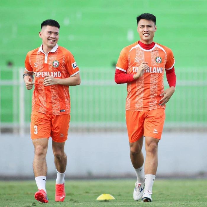 Hồng Quân (bên phải) ra mắt CLB Bình Định. ảnh fanpage CLB Bình Định