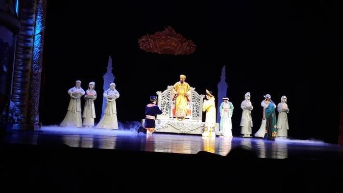 Nhà Vua, Hoàng hậu Dương Vân Nga và Thập đạo Tướng quân Lê Hoàn