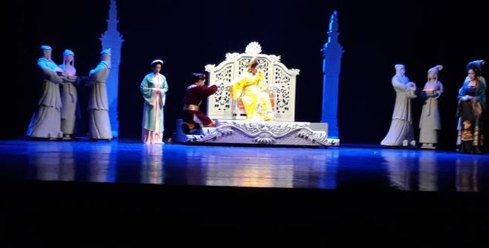 Hoàng hậu Dương Vân Nga trả lại kỷ vật là chiếc vòng ngọc mà Lê Hoàn đã trao tặng thủa còn yêu nhau