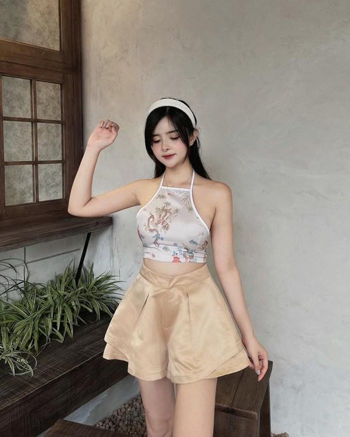 Áo yếm có thể sử dụng nhiều loại vải khác nhau, đơn sắc hoặc có họa tiết. Những họa tiết Á Đông được sử dụng khá nhiều trên món đồ này như lưu trữ vẻ đẹp truyền thống xưa. Tuy nhiên, vì trang phục có mức giá khá bình dân nên họa tiết sẽ được in công nghiệp thay vì thêu hay dệt tay kỳ công.