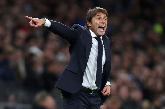 Hình ảnh HLV Conte trong trận ra mắt Tottenham 3-2 Vitesse, chỉ 2 ngày sau khi đặt bút ký hợp đồng 18 tháng