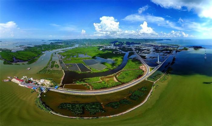 Cung đường xuyên đảo Cát Bà. Ảnh Xuân Thủy