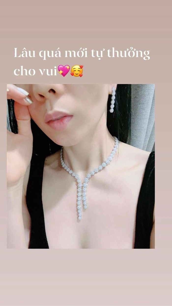 Không cần mô tả quá nhiều, chỉ thông qua tấm hình chụp, ai cũng hiểu rõ cô mới tậu bộ trang sức kim cương là vòng cổ và bông tai. Thiết kế mảnh mai với những hạt kim cương hình đa giác được mài giũa tinh tế.