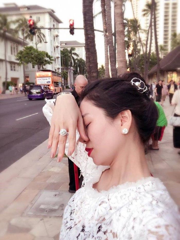 Lệ Quyên vốn quá nổi tiếng sở hữu những viên kim cương to đồ sộ. Tuy nhiên, cách cô khoe chúng mới là vấn đề gây tranh cãi 1 thời. 