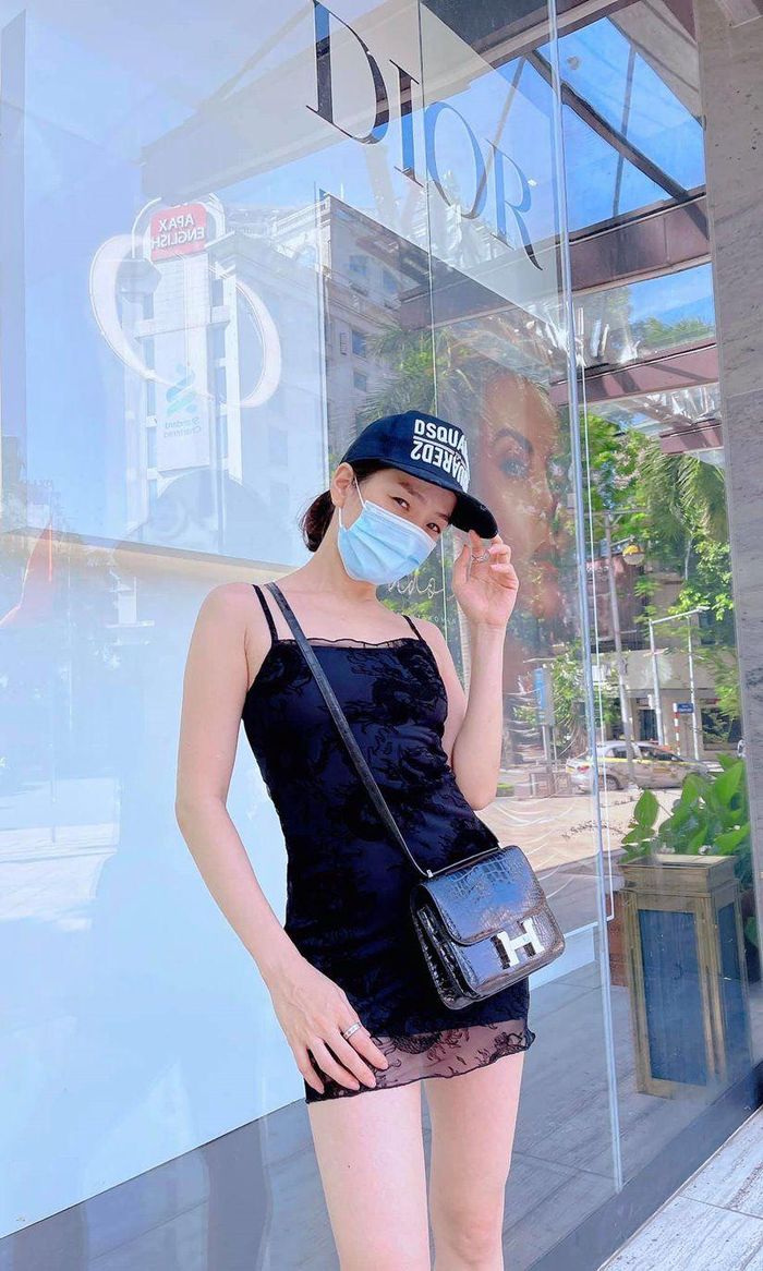 Nếu như trước đây, nữ ca sĩ trung thành với những mẫu thiết kế thanh lịch, tôn vinh vẻ quý phái của những quý cô thì giờ lại chẳng ngại diện các thiết kế bốc lửa, ngắn cũn và bó sát.