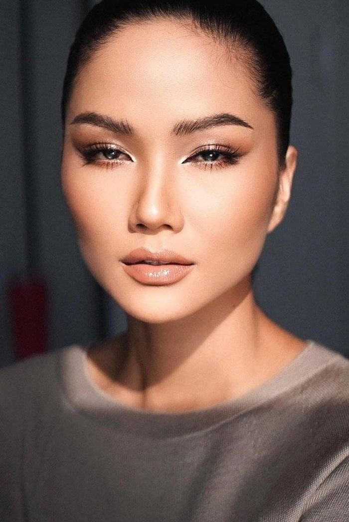 Cô biến hóa linh hoạt từ những tông trang điểm đậm đến nhạt và hiền hòa. 