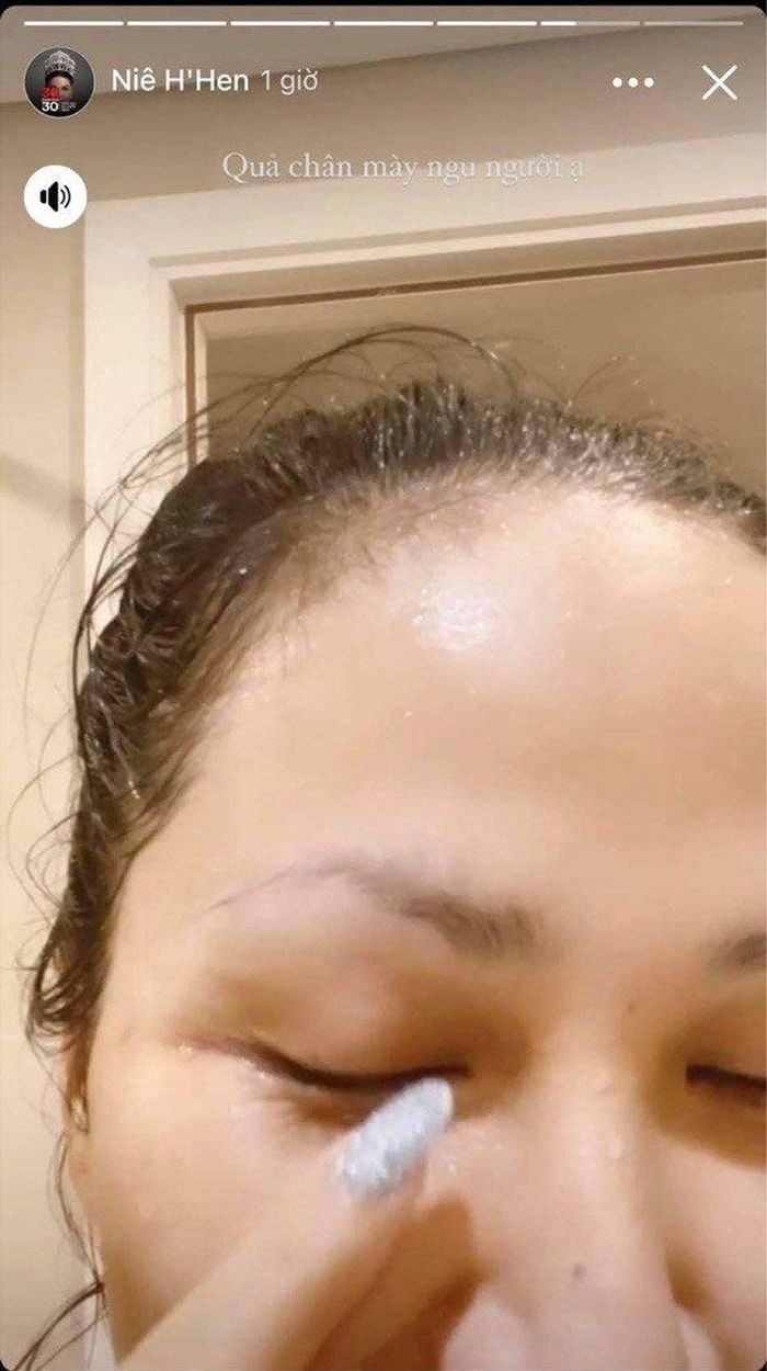 Nàng hậu từng tém chân mày nhưng nhiều lần bị hư.