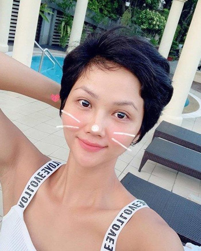 Nàng hậu giờ đây đã kẻ chân mày ổn hơn nhưng vẫn chưa được như cô mong đợi. 