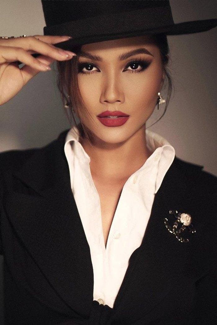 Hình ảnh trang điểm môi đỏ mắt khối nhận được nhiều đánh giá cao.