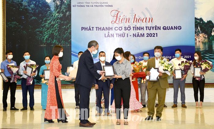 Đồng chí Vũ Tuấn, Giám đốc Sở Thông tin và Truyền thông trao giải nhì cho các đài.
