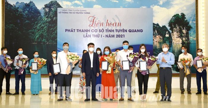 Lãnh đạo Báo Tuyên Quang và Đài Phát thanh và Truyền hình tỉnh trao giải ba cho các Đài.