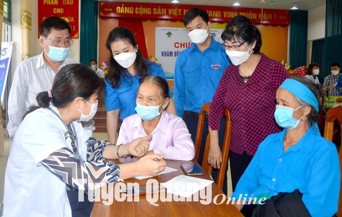 Người dân xã Nhân Lý được khám, cấp phát thuốc miễn phí.