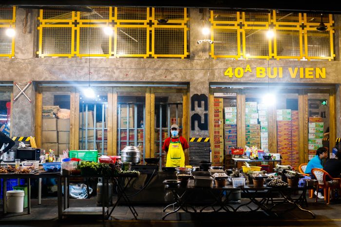  Nhân viên hy vọng quán bar sớm kinh doanh trở lại, Bùi Viện hồi sinh. 