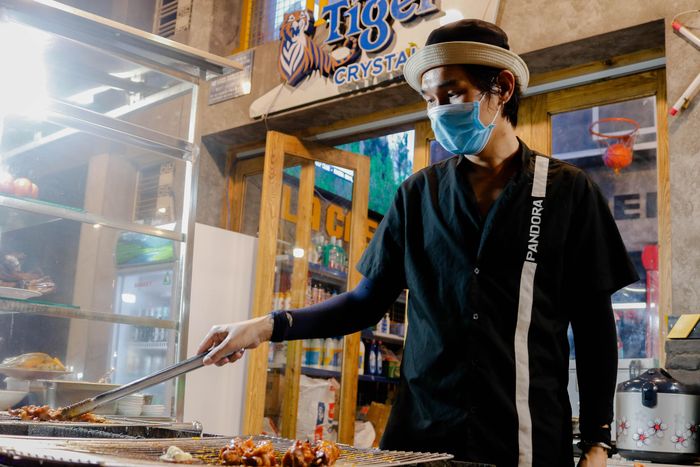 Nhân viên quán bar chuyển sang làm đầu bếp hàng ăn.