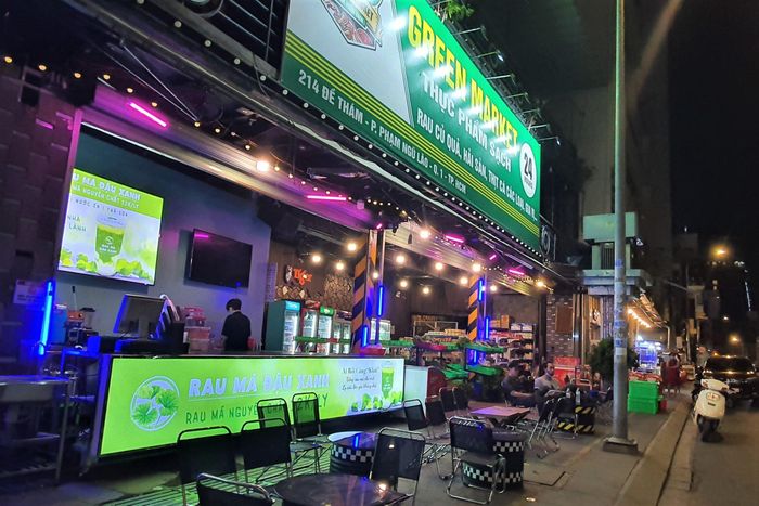 Nhiều quán bar trên phố Tây Bùi Viện mở thêm quầy nước ép, xe đẩy xiên que.