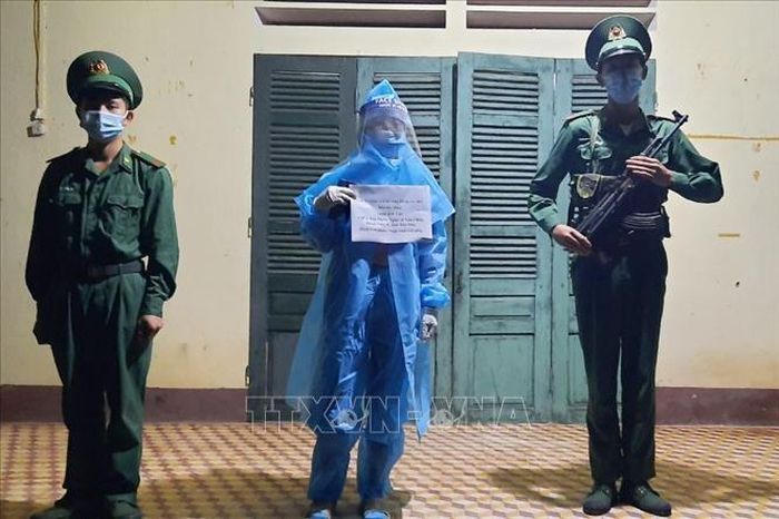 Đối tượng Lèng Thị Pính (giữa) nhập cảnh trái phép bị lực lượng biên phòng Đồn Biên phòng Nà Hỳ phát hiện, bắt giữ. Ảnh: TTXVN phát