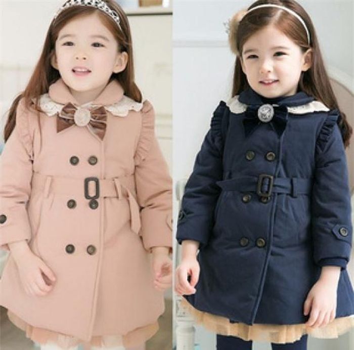 Cần chú ý đến độ ấm và độ thoải mái khi chọn áo khoác cho bé. Ảnh minh họa