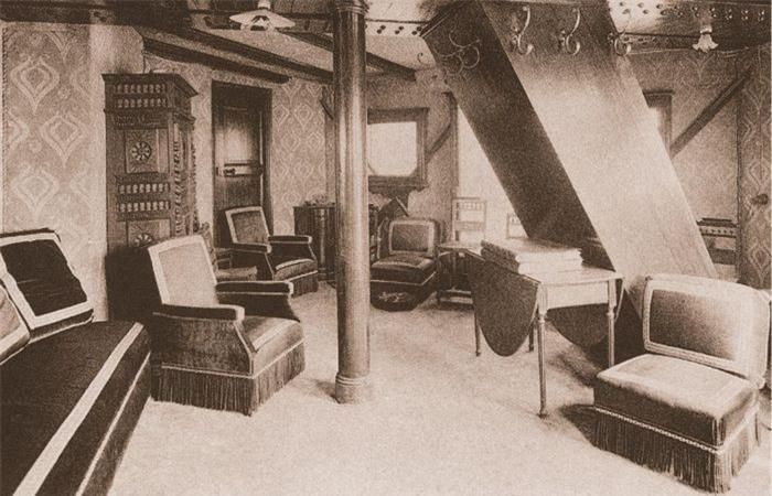 Trái ngược với thiết kế hiện đại của tòa tháp, căn hộ của Gustave được trang trí theo phong cách cổ điển giản dị, với ghế bọc nhung, bàn và tủ gỗ, cùng giấy dán tường họa tiết nhiều màu. Ảnh: Toureiffel.
