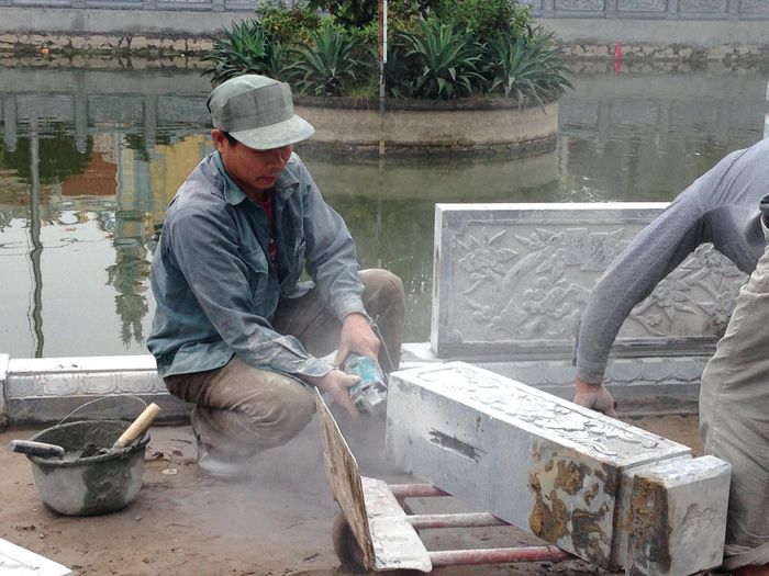 Nhưng cũng có khi là máy cắt, khoan, và nhiều dụng cụ hiện đại hỗ trợ.