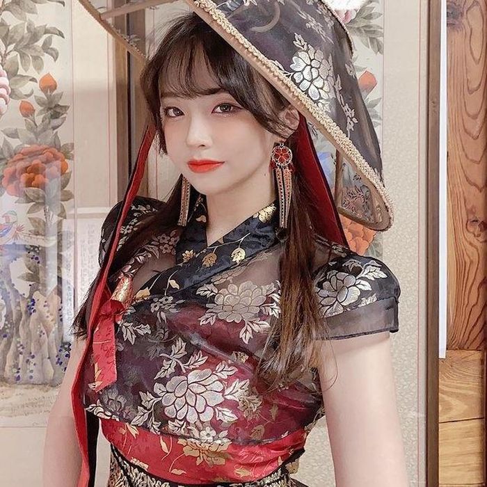 Hot girl Hàn Quốc còn có sở thích cosplay và thường xuyên hóa thân thành những nhân vật hoạt hình. Cô được nhận xét là "tắc kè hoa" khi tự tin thể hiện mình trong nhiều phong cách khác nhau, từ năng động đến quyến rũ.